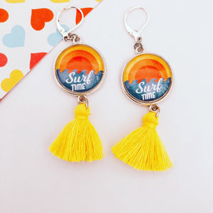Boucles d'oreilles Collection "Les grandes vacances" Eté 2022. Surf Time. Pompon jaune.