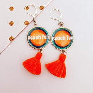 Boucles d'oreilles Collection "Les grandes vacances" Eté 2022. Beach Fun. Pompon orange.