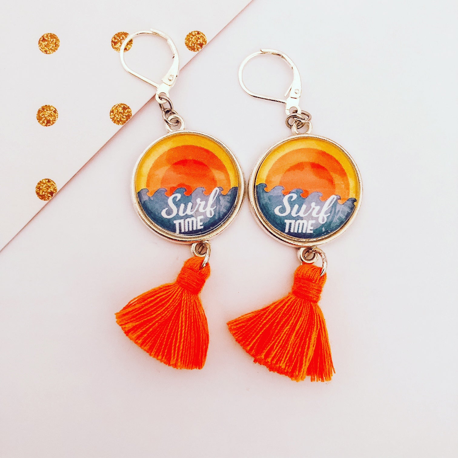 Boucles d'oreilles Collection "Les grandes vacances" Eté 2022. Surf Time.  Pompon orange.